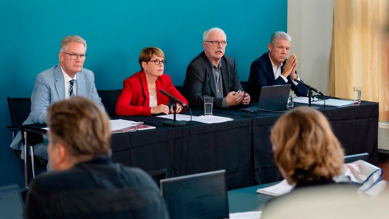 Pressekonferenz: Fragen zum Bau-Monitor beantworteten (v.l.) Michael Hölker (BDB-Hauptgeschäftsführer), Katharina Metzger (BDB-Präsidentin), Matthias Günther (Pestel-Institut) und Michael Knüppel (BDB-Präsidium).