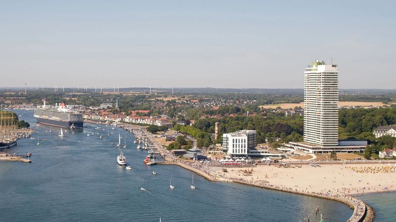 Eine Luftaufnahme von Travemünde an einem sonnigen Tag.