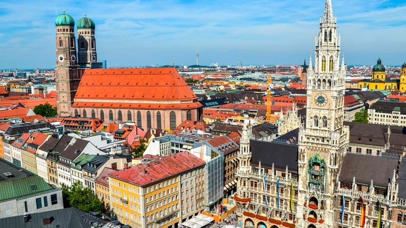 Luftaufnahme des Marienplatzes in München mit der Frauenkirche im Hintergrund.