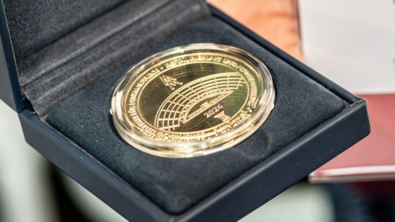 Eine hochwertige goldene Medaille.