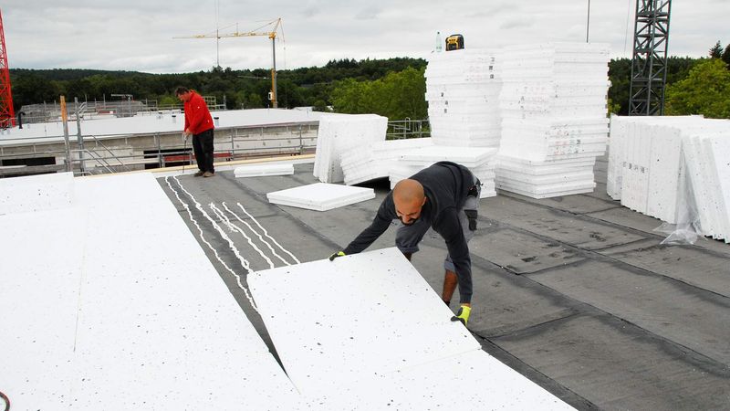 Es folgt die Verlegung der 120 mm dicken, druckstabilen EPS-Dämmung auf der Dampfsperrebene. Auf eine Gefälledämmung konnte aufgrund des bauseits vorhandenen Gefälles von 2° verzichtet werden.