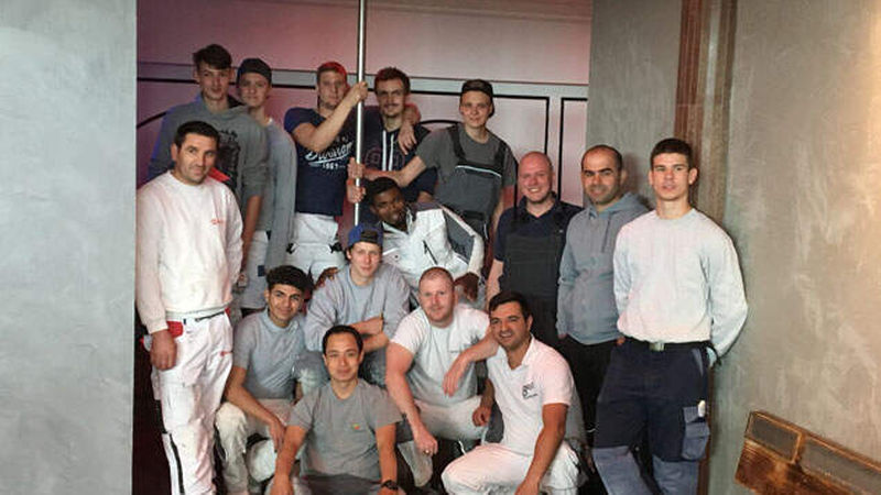 Das „Moulin Rouge“-Team mit Fliesenlegermeister und Dozent Dirk Brandner (dritter von rechts, stehend) (Foto: Schmitz)