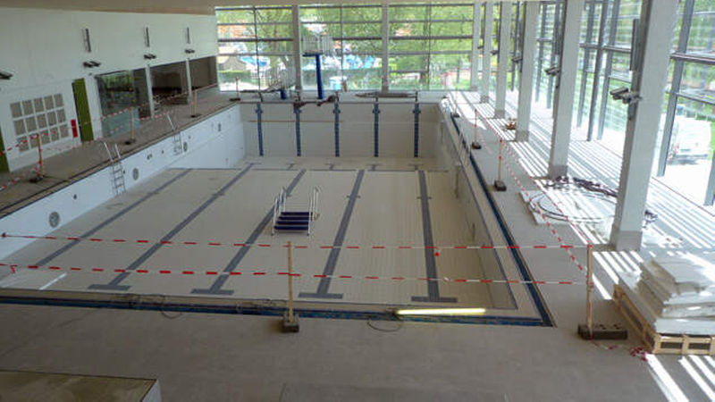 Im Seebad Starnberg nimmt das 25-Meter-Becken fast fertige Züge an.