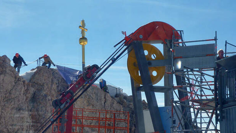Eine eigens errichtete Materialseilbahn bringt die Baumaterialien an Ort und Stelle.