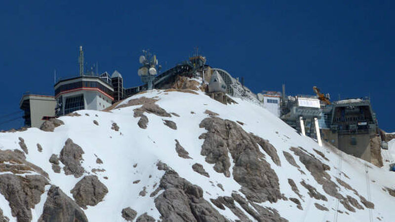 Noch ist der Baukran (rechts) die höchste Stelle der Zugspitze.