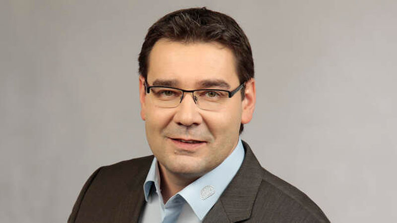 Neuer Objektberater für die Bereiche Boden/Wand/Decke und Fußböden ist Sebastian Czerniakowski-Loyal (39). Nach seiner Ausbildung als Fliesen-, Platten- und Mosaikleger arbeitete er mehrere Jahre als Fachverkäufer für Fliesen und Baustoffe. Zuletzt war er technischer Berater bei einem Anbieter für Fliesenverlegesysteme.