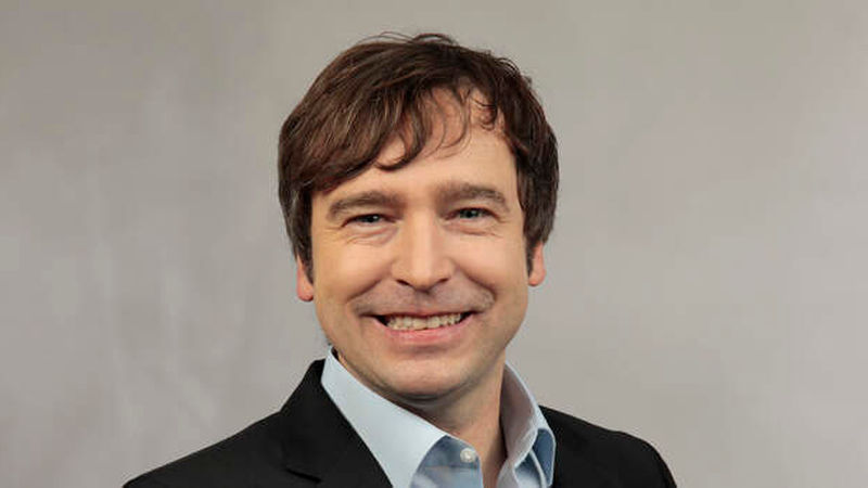 Oliver Derst (42) ist als Gebietsleiter im Raum Heidelberg/Mannheim für die fachtechnische Beratung und Kundenbetreuung im Bereich Fliese/Bau verantwortlich. Der gelernte Fliesenlegermeister war 15 Jahre selbständig, bevor er als Anwendungstechniker in die Bauchemie-Branche wechselte. 
