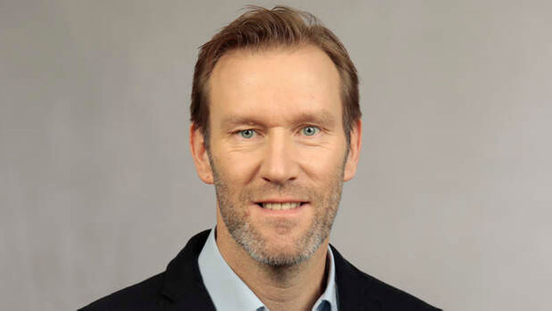 Michael Haardt (50) fungiert als Gebietsleiter für Fliese/Bau in der Region West. Damit tritt er mittelfristig die Nachfolge von Hartmut Kubiak an. Dieser scheidet zwar noch nicht aus, aber sein Wissen soll früh genug weitergegeben werden. Haardt ist gelernter Steinmetz und Betriebswirt. Zuletzt war er im Außendienst eines Anbieters für Reinigung und Pflege von Keramik, Natur- und Betonwerkstein tätig.