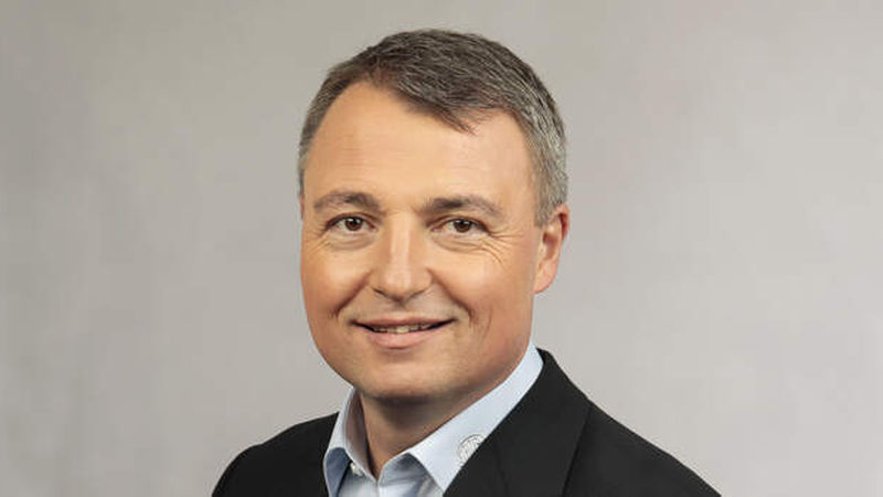 Dirk Krannich (46) bekleidet die neu geschaffene Position als Vertriebsleiter Boden für Deutschland aus. Nach einer Ausbildung zum Kaufmann im Groß- und Außenhandel und einem Studium zum Betriebswirt leitete er zuletzt viele Jahre den Regionalvertrieb eines Anbieters von Bodenbelägen.