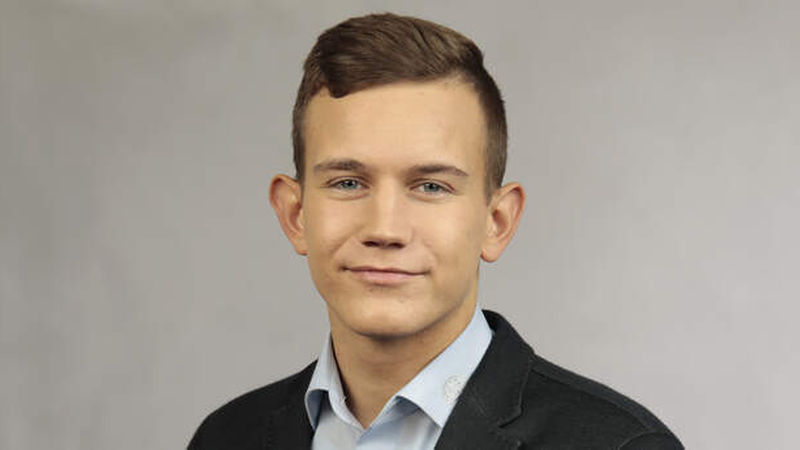 Nach seiner Ausbildung zum Industriekaufmann bei Ardex startete Mark Schäfers (21) seine Karriere Mitte 2017 als Vertriebs-Trainee. Er hat bereits die Abteilungen Anwendungstechnik, Marketing und Vertrieb durchlaufen und wird jetzt im Tandem mit Reinhard Thalheim das Hochsauerland im Außendienst betreuen.