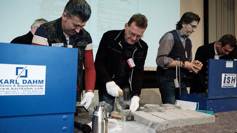 Auf der Bühne wurden fleißig gehämmert, …