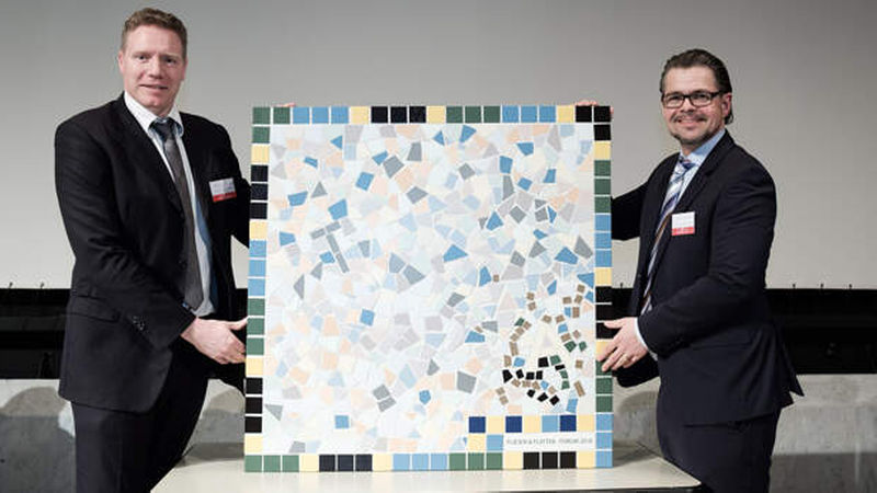 … ehe Christoph Theißen (links) und Christian van Dielen von Fliesen Theißen das Kunstwerk ersteigerten.