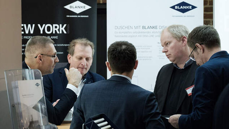Jürgen Pietsch (links), Leiter Anwendungstechnik und Produktentwicklung bei Blanke Systems, in einer Diskussionsrunde am Stand