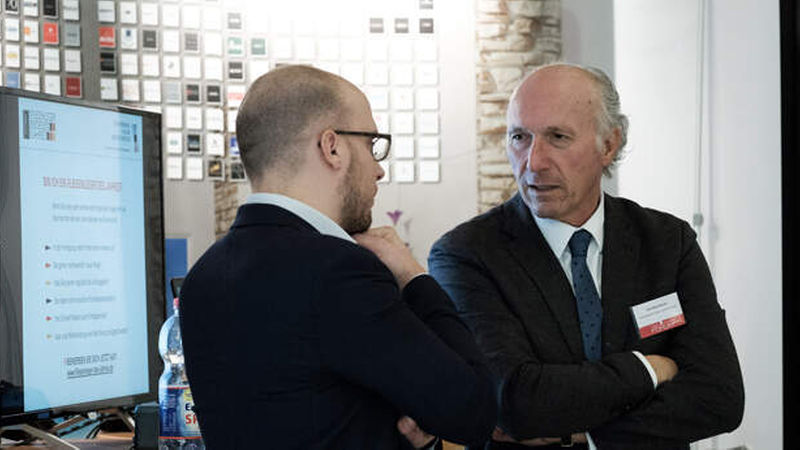 Michael Nissler (links), Geschäftsführer bei Visoft, im Gespräch mit dem FFN-Vorsitzenden und Fliesenlegermeister Karl-Hans Körner