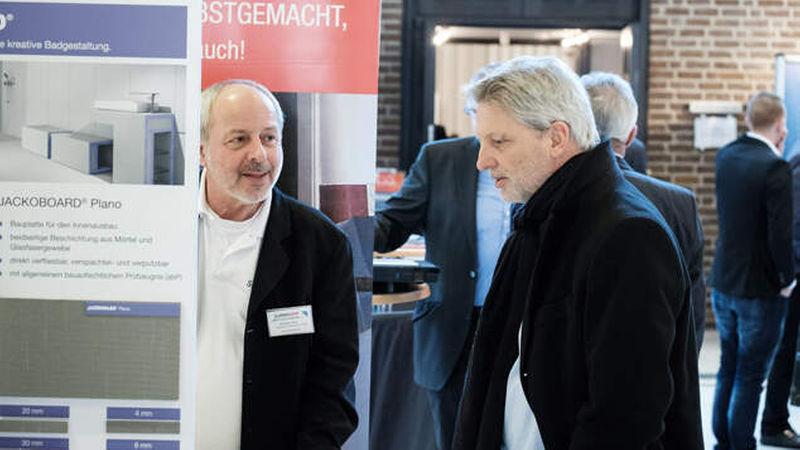 Jens Fellhauer (rechts), Geschäftsführer Bundesverband Keramische Fliesen (BKF), informiert sich bei Bernhard Bock, Geschäftsführer Supergrip. 