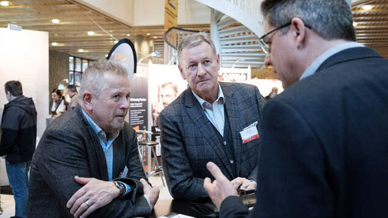 Die FLIESEN &amp; PLATTEN-Leserbeiräte Wolfgang Scholtes (links) und Holger Röpke (rechts) im Gespräch mit Rainer Wolf, Vorsitzender des Vorstands bei Keramik-Orion