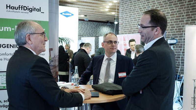 Fachgespräch bei Hauff: Geschäftsführer Ulrich Hauff, sein Mitarbeiter Gerhard Nagel und Alexander Herr, Category Manager Fliesen bei SGBDD (von links)