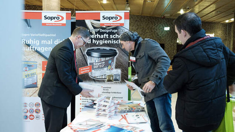 Ralf Christmann (links), Gebietsverkaufsleiter Sopro, informierte über das breite Angebot.