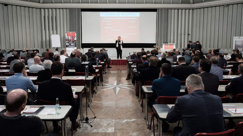 FLIESEN &amp; PLATTEN-Chefredakteurin Sabina Grafen eröffnete auf der Bühne im Maternussaal das FORUM.