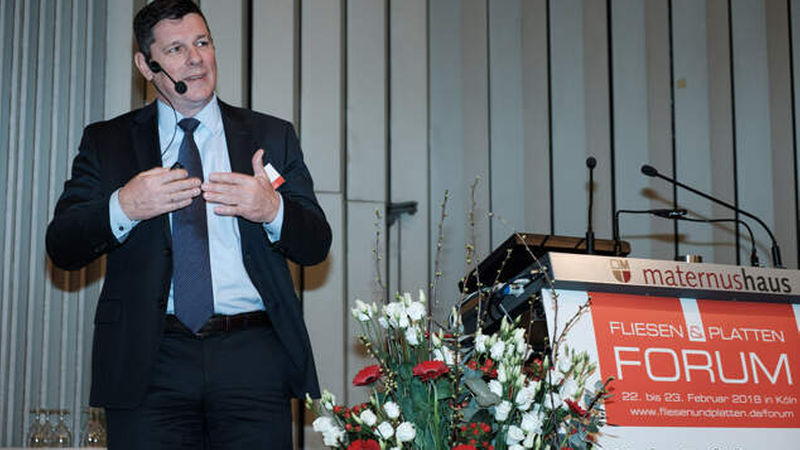 Peter Wilson, Vorsitzender des Bundesverbands Keramische Fliesen, eröffnete die Vortragsreihe mit Marktdaten der Fliesenbranche.