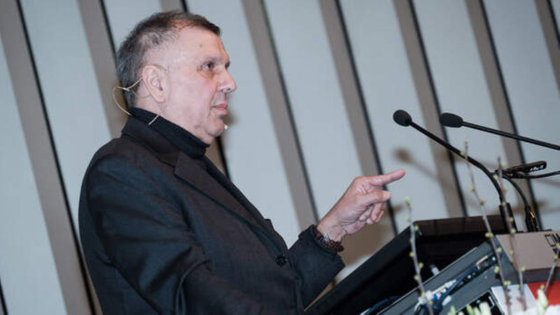 Walter Mauer erläuterte die neue Norm DIN 18157.