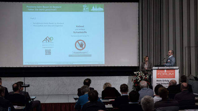 Marc Scholz und Andrea Bonner schilderten einen Asbestfall sowie entsprechende Schutzmaßnahmen auf der Baustelle.
