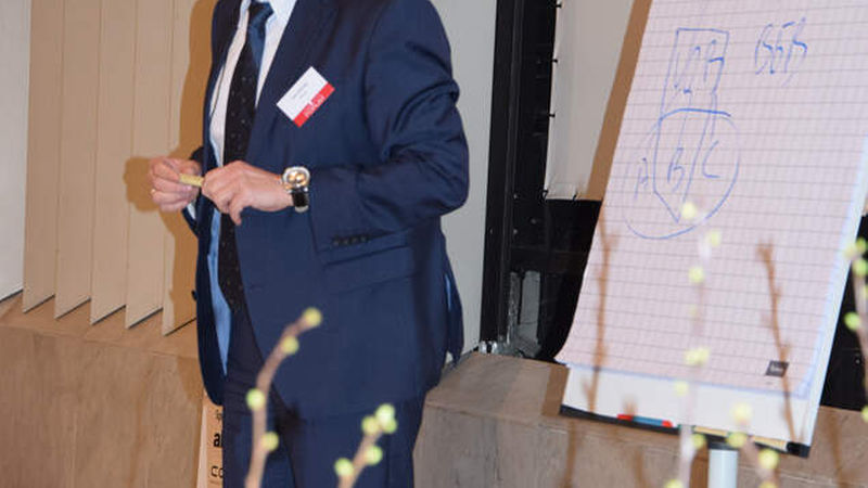 Rechtsanwalt Goetz Michaelis präsentierte einmal mehr sehr humorvoll aktuelle Highlights aus dem Baurecht.