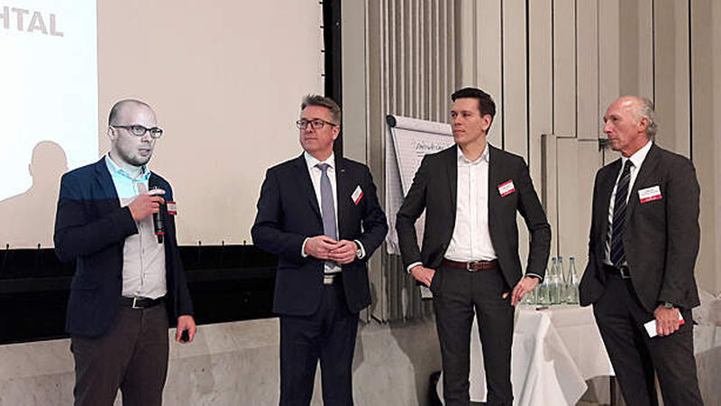 Michael Nissler, Visoft, Thomas Seifert, Wedi, Ingo Bexten, Quick-Mix Gruppe, und Karl-Hans Körner, FFN-Vorsitzender (von links), nutzten das FORUM, um den vom Fachverband für Fliesen und Naturstein deutschlandweit ausgelobten Wettbewerb „Fliesenleger des Jahres 2019“ vorzustellen.