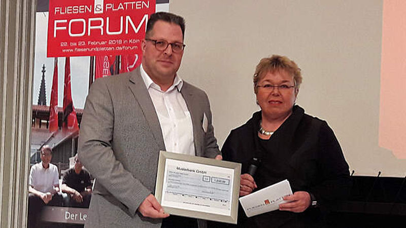 Den Scheck über 1.000 Euro für die größte anwesende Gruppe überreichte FLIESEN &amp; PLATTEN-Chefredakteurin Sabina Grafen stellvertretend an Siegfried Egler, Vertriebscenterleiter Schmidt-Rudersdorf in Bonn.