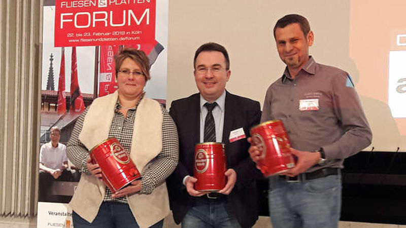 Drei glückliche Gewinner, die für die Einreichung von Themenvorschlägen für das FORUM 2019 belohnt wurden.