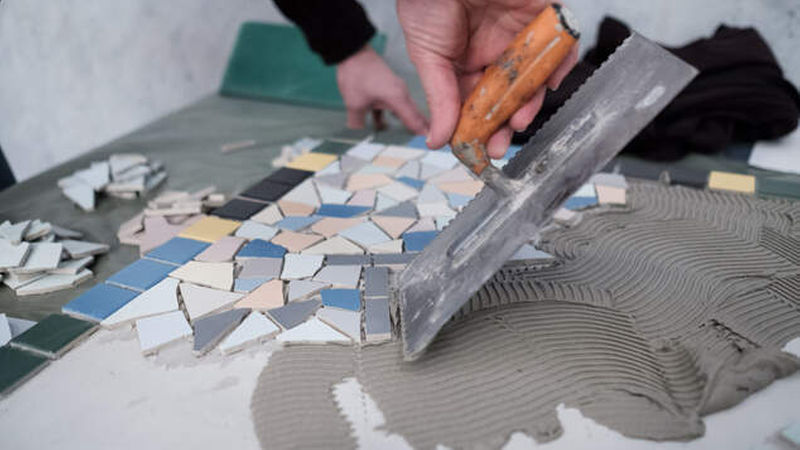 Versteigerung für einen guten Zweck – doch bevor das Kunstwerk „unter den Hammer“ kam, musste es während der Veranstaltung noch fertiggestellt werden.