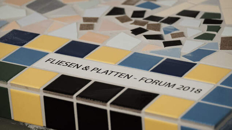 Die beiden Fliesenlegermeister Andreas Beckerle und Christian Dobmeier verfugten das Ganze noch vor Ort, …