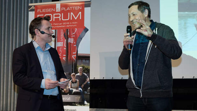 Josef Gold, Schatzmeister bei Connecting Continents, erzählte Moderator Jorg Langfeld (links) von den Projekten auf Pemba, denen das Geld aus der Versteigerung zugutekommt.