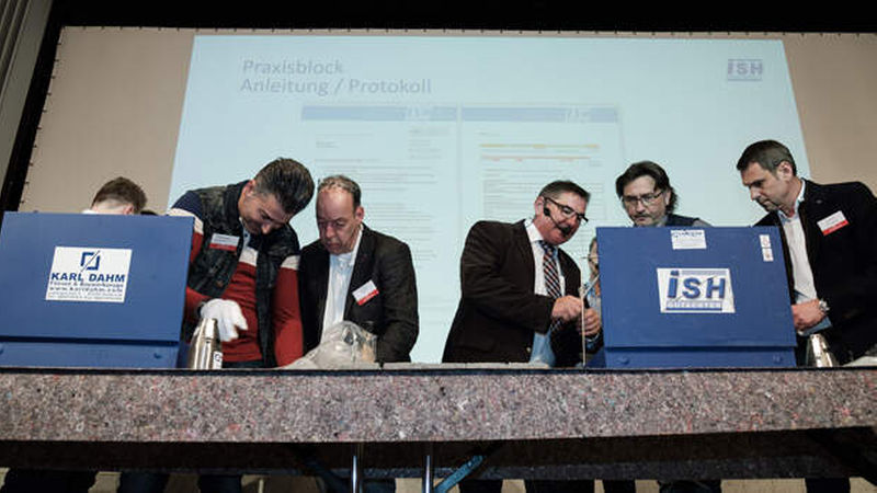 Praxisblock CM-Messung – die ISH Geschäftsführer Werner Hagemann (3. von rechts) und Jörg Künast (4. von rechts) leiteten das Ganze an.