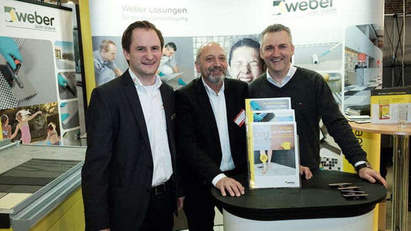 Das Team von Saint-Gobain Weber um Norbert Meier (Mitte) und Waldemar Pietrasch (rechts), Produktmanager für Fliesenverlegesysteme