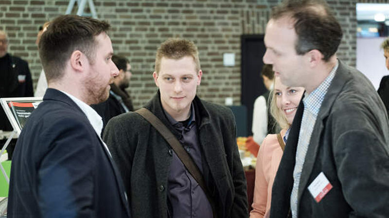 In der Fachschau nutzten die Teilnehmer die Zeit zum Austausch.