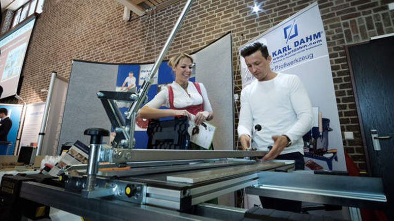 Carolin Heuckmann-Wiesinger, Online-Marketing bei der Firma Karl Dahm &amp; Partner, hatte am Stand stets „Tester“, die den Fliesenschneider ausprobierten.