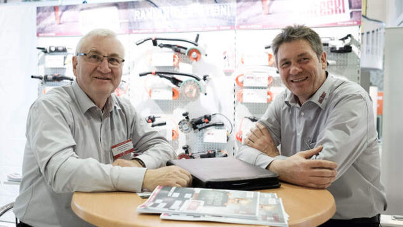 Plauderei während der Vorträge: Geschäftsführer Peter Galeski (links) vom gleichnamigen Unternehmen und sein Mitarbeiter Frank Wegner