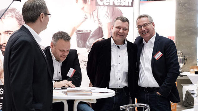 Hatten Spaß: das Team von Ceresit/PCI Augsburg mit Frank Sommer (rechts), Gebietsverkaufsleiter für den Bereich Fliese im Gebiet Baden-Württemberg von Proline, der am Stand vorbei schaute.