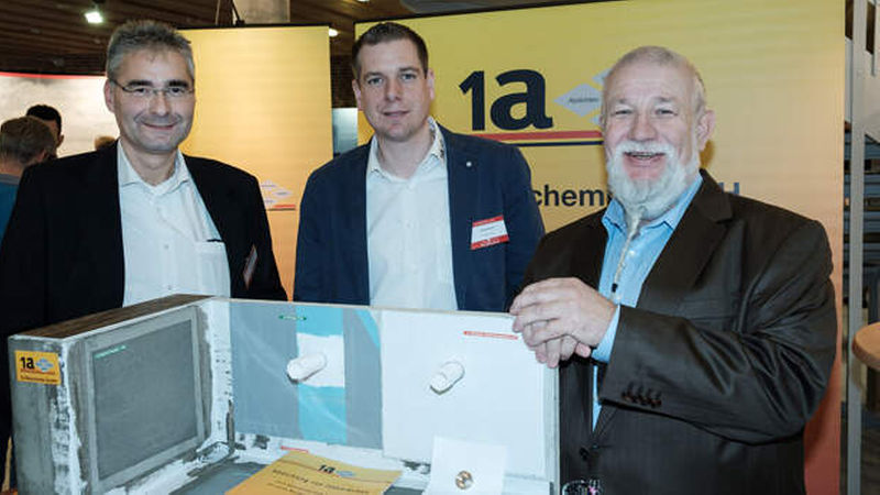 Der Geschäftsführer der 1a Bauchemie Heinz-A. Stiege mit seinem Prokuristen Günter Pleus sowie Manuel Lubina, Vertriebsaußendienst (von rechts)