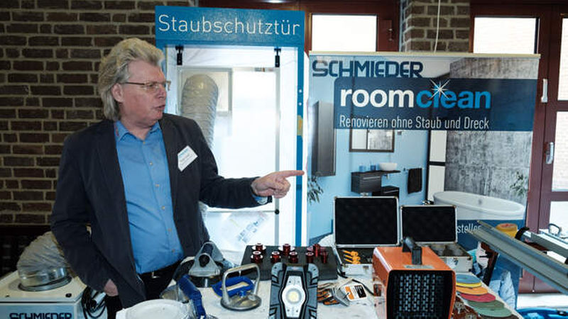 Roger Losch, Geschäftsführer Schmieder, präsentierte Produkte rund um die Staubreduzierung.