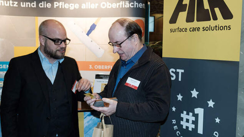 Christian Walter (links), Leiter der Anwendungstechnik in Deutschland von Fila, netzwerkt mit Werner Grossardt von Leysser.