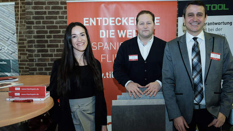 David Portalés von der Wirtschaftsabteilung des Spanischen Generalkonsulates (rechts) und Mladen Racek (Mitte) in hübscher Begleitung am Stand von Tile of Spain