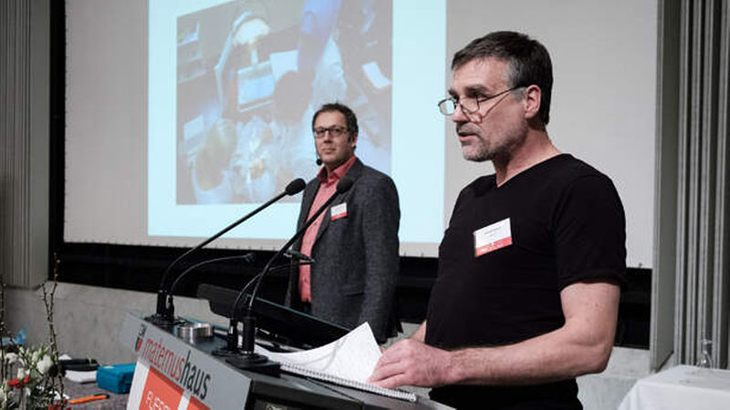 Andreas Beckerle (rechts) und Christian Dobmeier ließen das Publikum an ihren Erfahrungen beim Fliesenlegen in Afrika teilhaben.