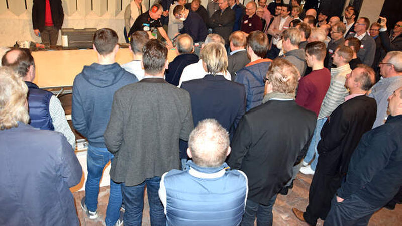 Beim Praxisblock Großformate mit Live-Vorführung sahen die Teilnehmer gebannt zu.