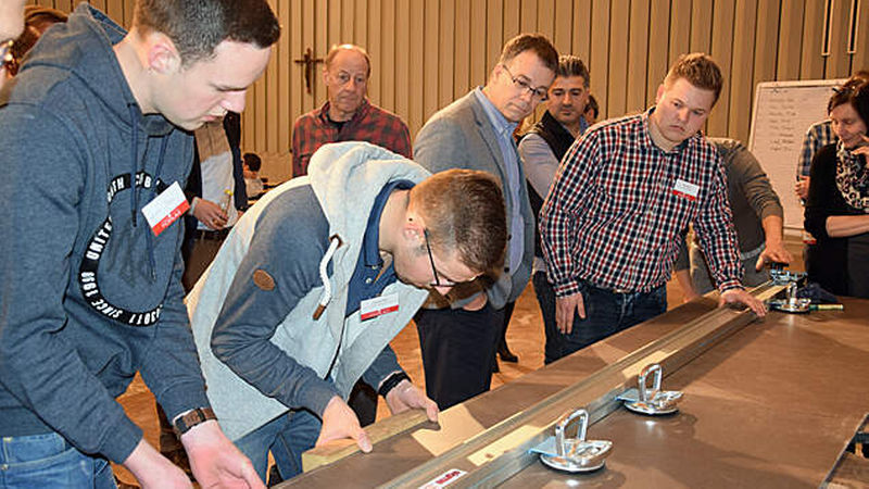 Beim Gewinnspiel „Wer schneidet und bricht den schmalsten Streifen?“ versuchten Einige ihr Glück. …