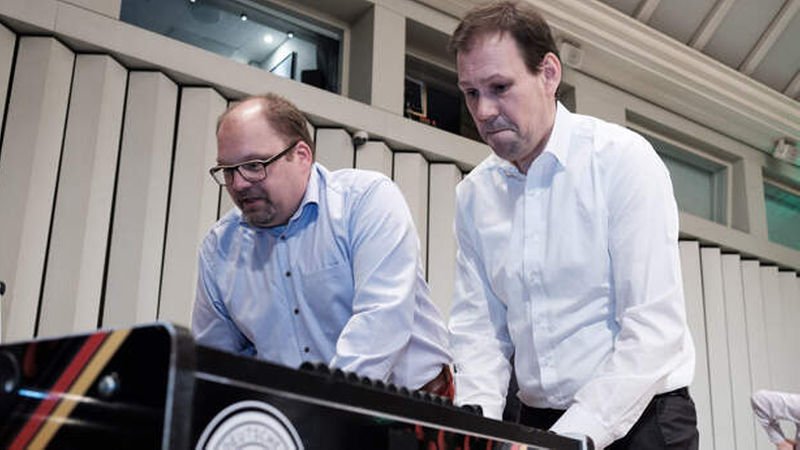 Das Kicker-Turnier darf natürlich nicht fehlen: André Hornemann (links), Vertriebsleiter Sika Handel Bau, und Mapeis Marketingleiter Dirk Mayer-Mallmann in Aktion.