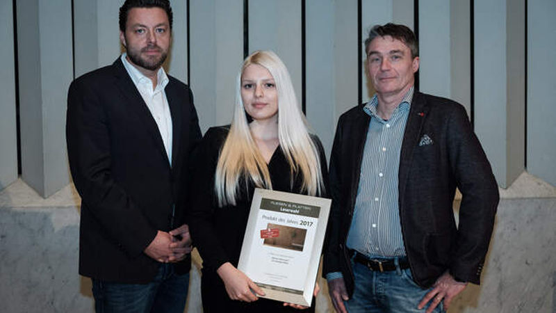 Mit der mit der XXL-Fliese „Detroit | GIGA-Line®“ wurde Interbau-Blink Zweiter: Frank Weidenfeller, Assistent der Geschäftsführung, Karina Stracke, Marketing, und Torsten Klein, Projektleiter GIGA-Line (von links) nahmen die Urkunde entgegen.