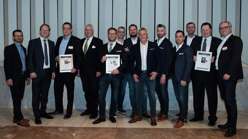 „Full house“: In der Kategorie Fliesenkleber/Mörtel kamen die Gewinner zahlreich auf die Bühne.