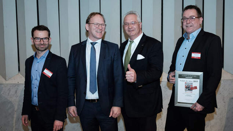 Platz drei für die Sopro Bauchemie und die „FlexFuge plus“ –  Freude bei Robert Wagner, Leiter Kommunikation und Trademarketing, Mario Sommer, Leiter der Anwendungstechnik und Objektberatung, Geschäftsführer Andreas Wilbrand und Lutz Reitemeier, Leiter Marketing (von links)